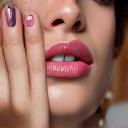 Cliente avec manucure premium et beaux ongles