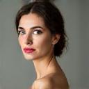 Dame élégante après soins anti-âge